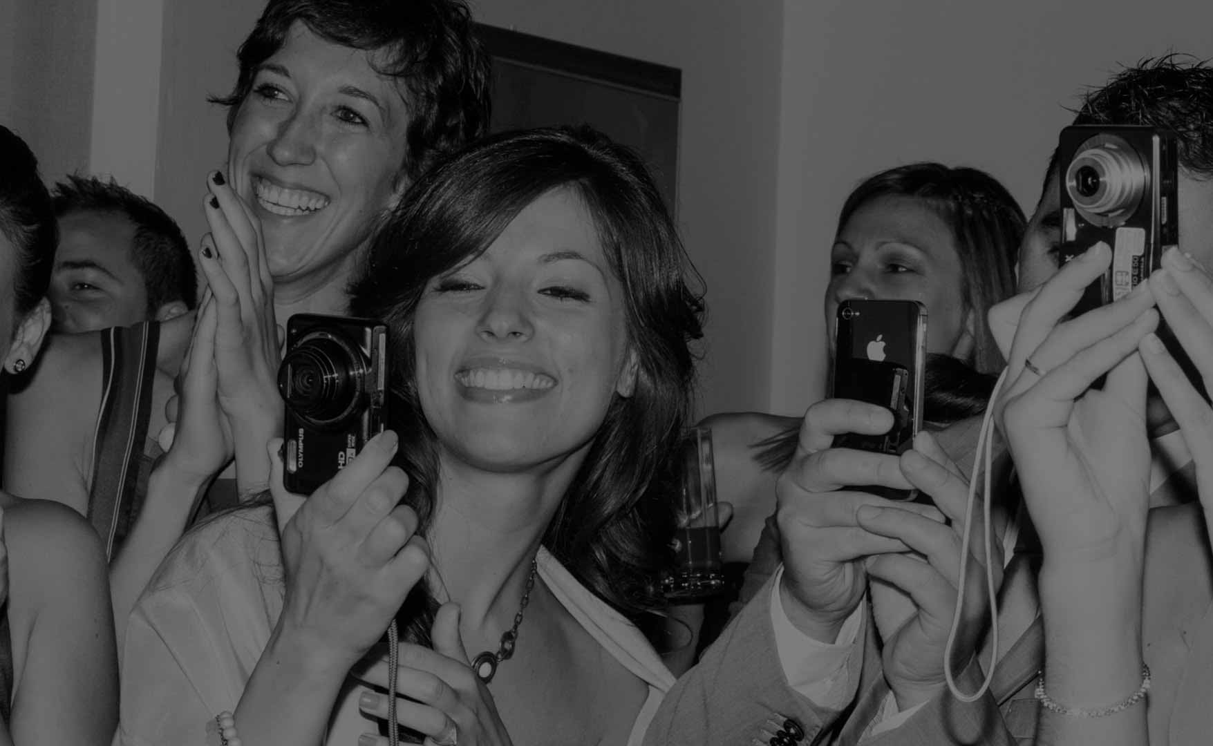 le amiche della sposa fotografano